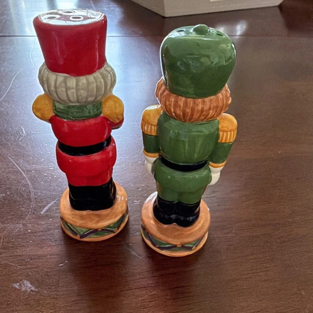 Nutcracker Soldier Salt & Pepper Shaker Taiwan Green Red Gift